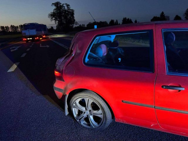 Pijany spał w volkswagenie na środku drogi krajowej. 23-latek agresywnie zachowywał się wobec policjantów (zdjęcia)