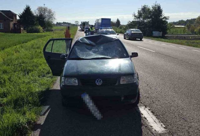 84-letni rowerzysta wjechał przed auto, doszło do wypadku. Trafił do szpitala śmigłowcem (zdjęcia)