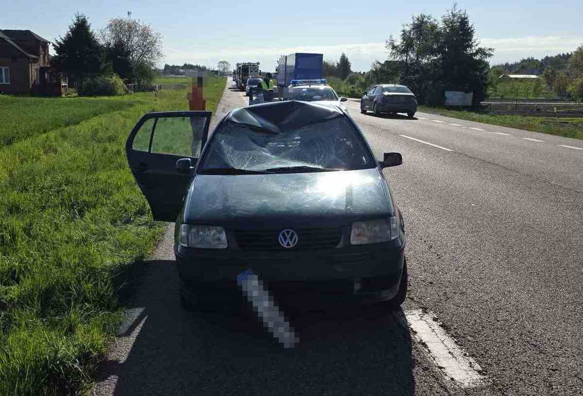 84-letni rowerzysta wjechał przed auto, doszło do wypadku. Trafił do szpitala śmigłowcem (zdjęcia)