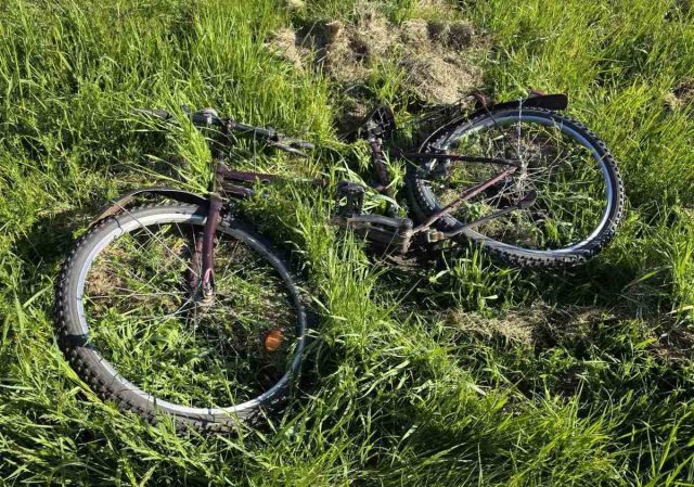 84-letni rowerzysta wjechał przed auto, doszło do wypadku. Trafił do szpitala śmigłowcem (zdjęcia)