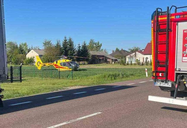 84-letni rowerzysta wjechał przed auto, doszło do wypadku. Trafił do szpitala śmigłowcem (zdjęcia)