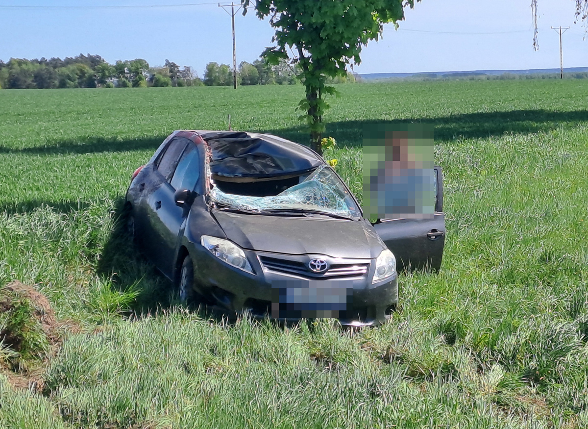 Zderzenie osobówki z jeleniem. Auto zmiażdżone, pasażerka trafiła do szpitala