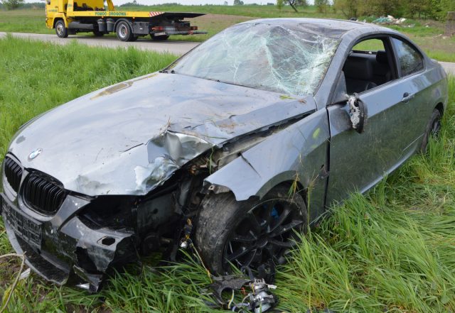 Pijany wracał z imprezy, BMW uderzyło w ogrodzenie posesji (zdjęcia)