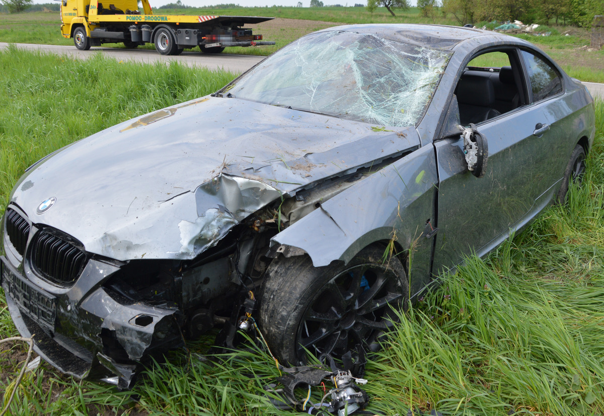 Pijany wracał z imprezy, BMW uderzyło w ogrodzenie posesji (zdjęcia)