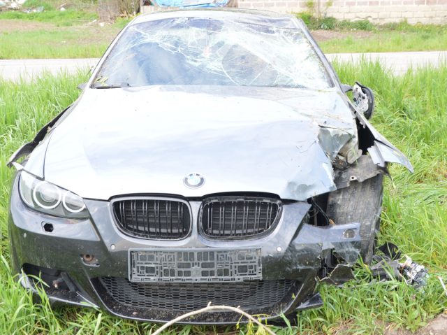 Pijany wracał z imprezy, BMW uderzyło w ogrodzenie posesji (zdjęcia)