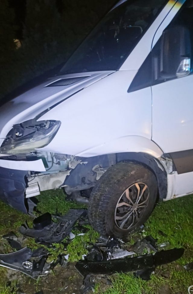 Wypiła kilka piw, nie chciało jej się iść pieszo. Ruszyła w drogę BMW i uderzyła w mercedesa (zdjęcia)