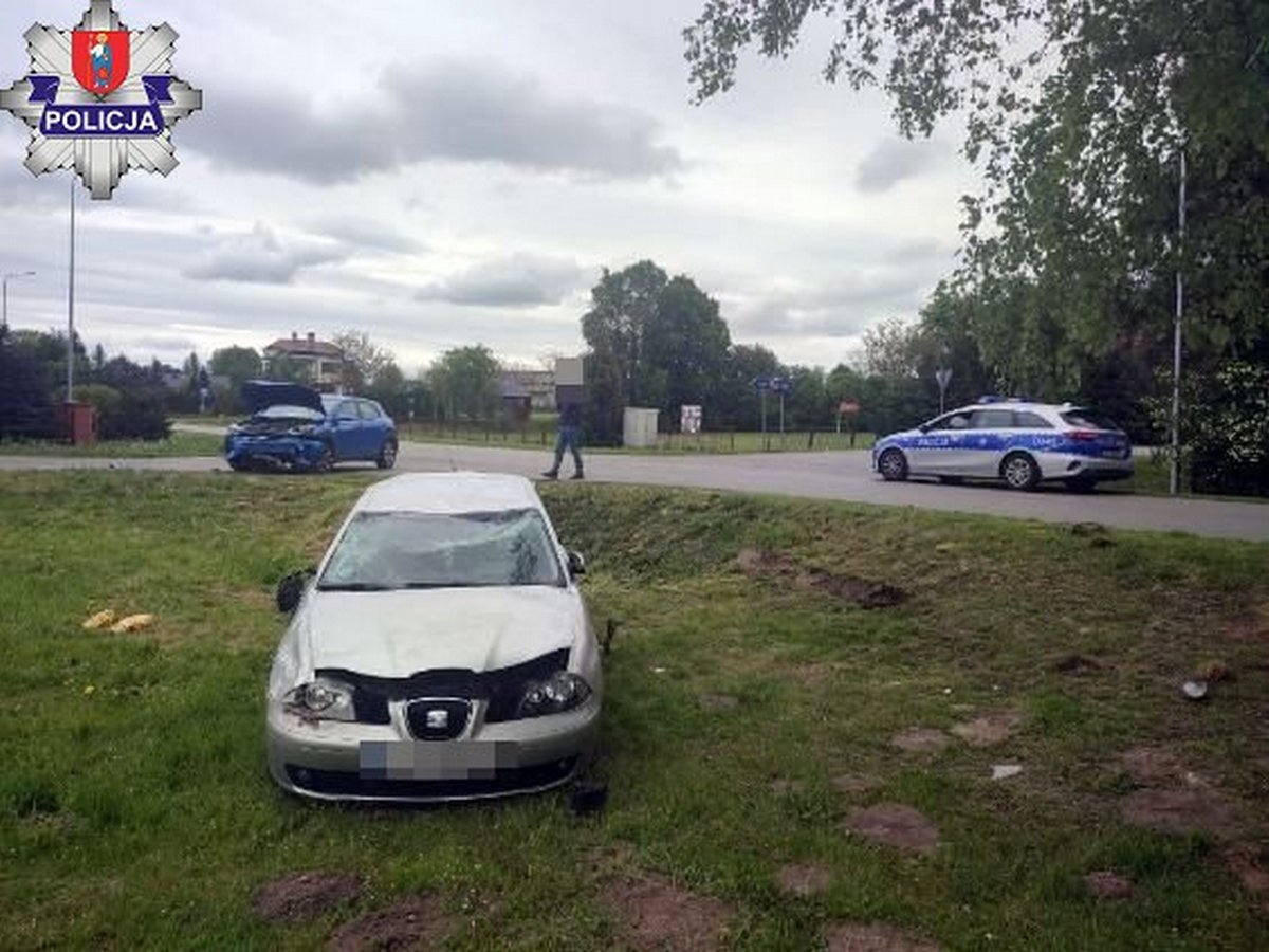 Zderzenie dwóch pojazdów w Siedliskach. Dwie osoby trafiły do szpitala (zdjęcia)