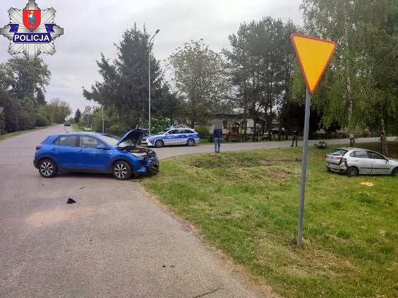 Zderzenie dwóch pojazdów w Siedliskach. Dwie osoby trafiły do szpitala (zdjęcia)