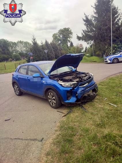 Zderzenie dwóch pojazdów w Siedliskach. Dwie osoby trafiły do szpitala (zdjęcia)