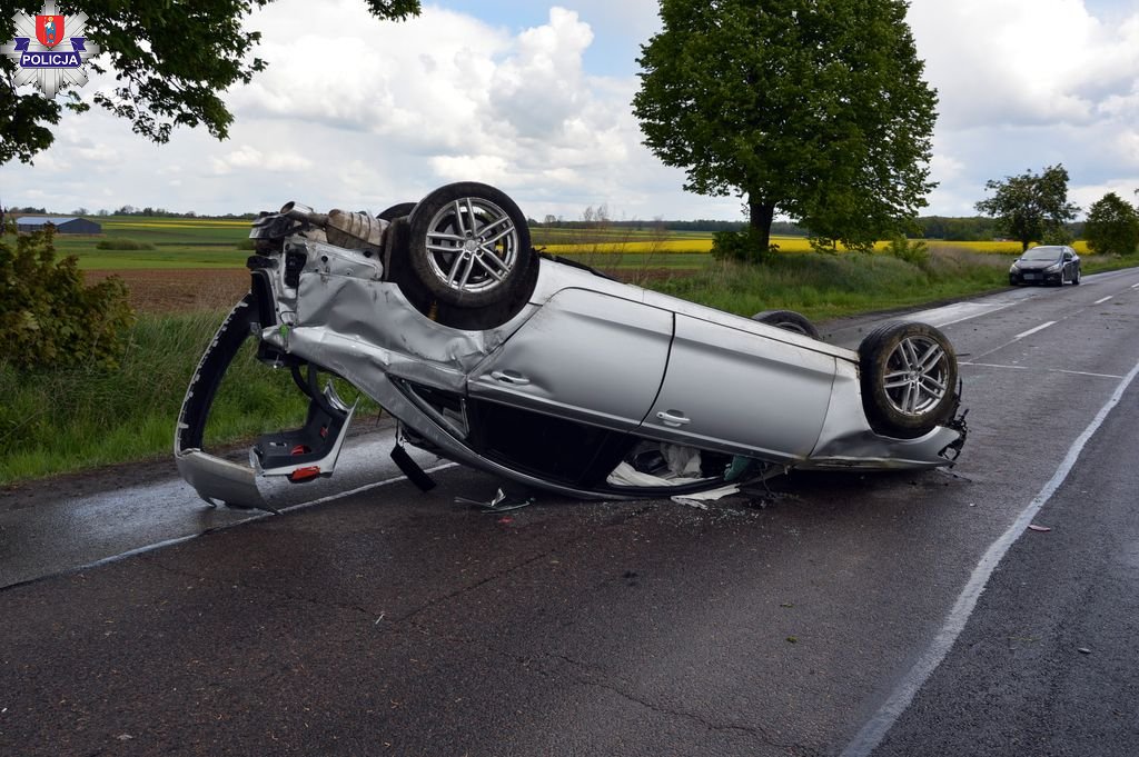 Groźny wypadek na drodze krajowej nr 74 w Jarosławcu. Audi dachowało po zderzeniu z kią (zdjęcia)