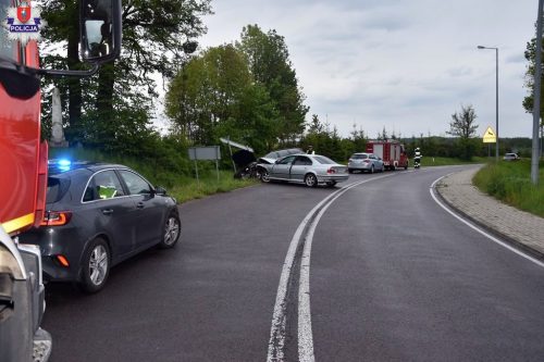 Młody kierowca BMW przesadził z prędkością, doszło do groźnego wypadku (zdjęcia)