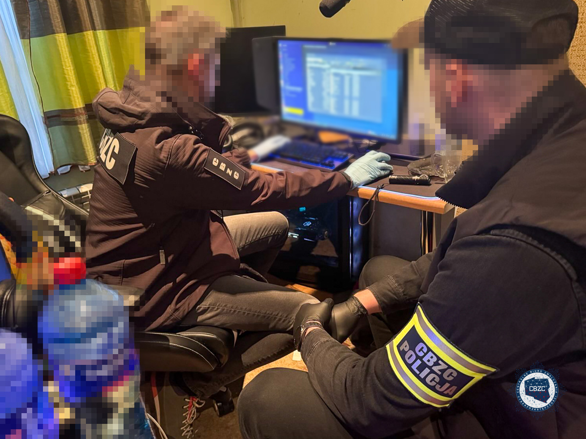 Tymczasowe areszty po międzynarodowej operacji PowerOFF. CBZC zatrzymało cztery osoby podejrzane o cyberprzestępstwa (wideo, zdjęcia)