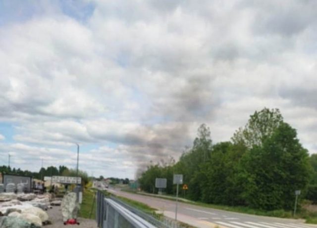 Pożar samochodu osobowego na drodze ekspresowej. Zablokowana łącznica zjazdowa na węźle Kurów Wschód (zdjęcia)
