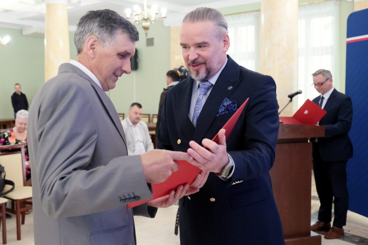 Nowi obywatele Rzeczpospolitej. Wicewojewoda wręczył akty nadania obywatelstwa polskiego 11 osobom (zdjęcia)