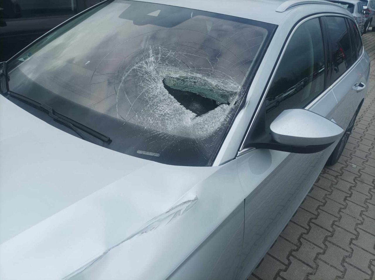 O krok od tragedii na ekspresówce. Z auta dostawczego spadła drabina, wbiła się w szybę skody (foto)