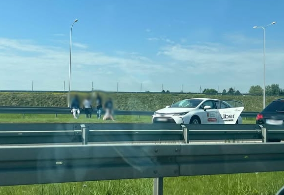 Na wyjeździe z Lublina pojazd osobowy uderzył w poduszkę zderzeniową. Są utrudnienia w ruchu (zdjęcia)