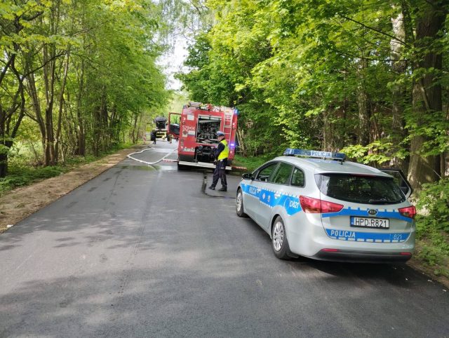 Kombajn zbożowy stanął w ogniu. Droga była zablokowana (zdjęcia)
