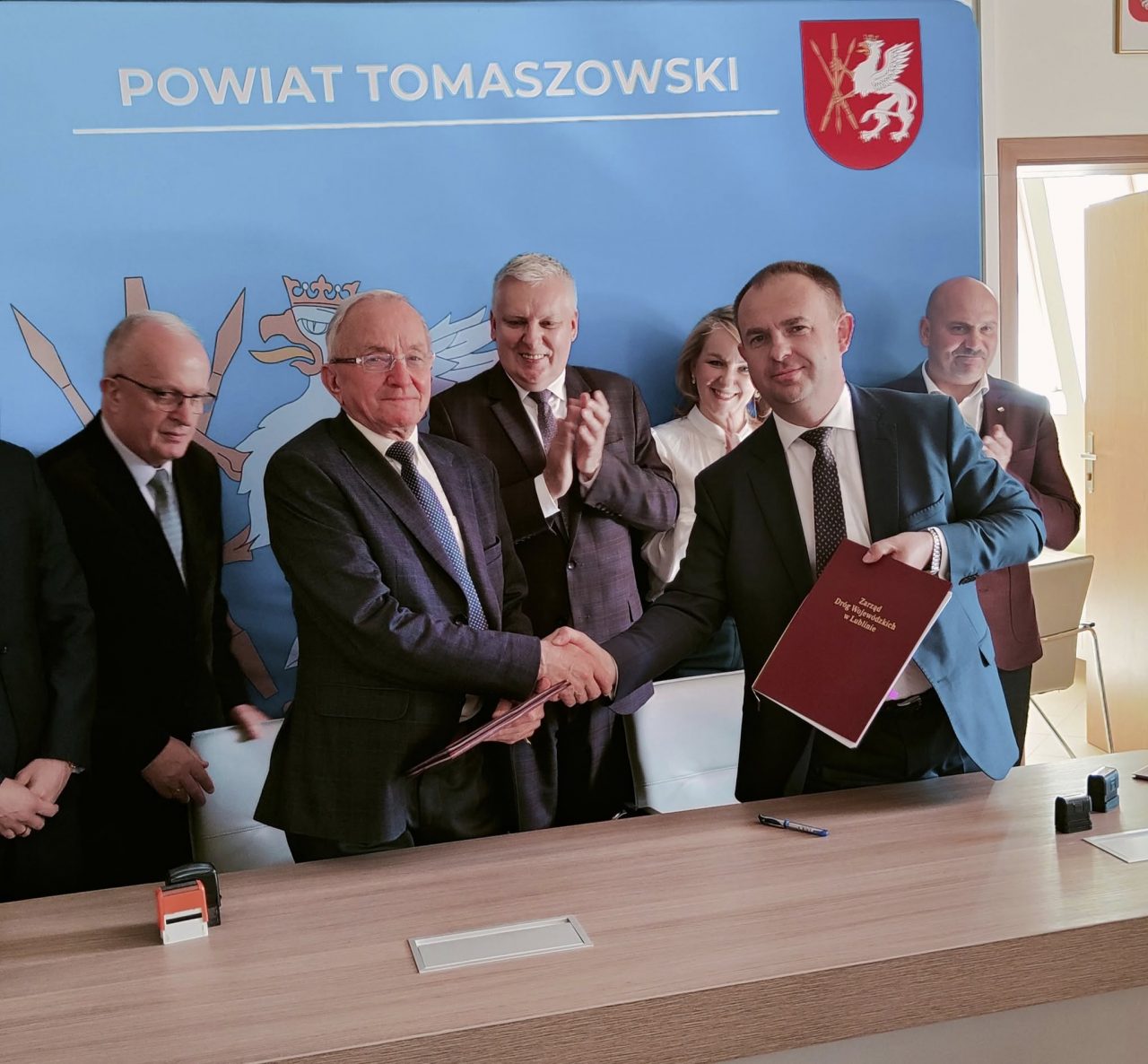 Remonty dwóch dróg wojewódzkich w powiecie tomaszowskim. Podpisano umowy na realizację zadań o łącznej wartości ponad 3,8 mln zł