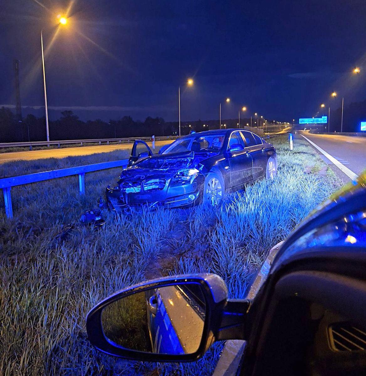 BMW uderzyło w bariery energochłonne na S17, kierująca dostała mandat
