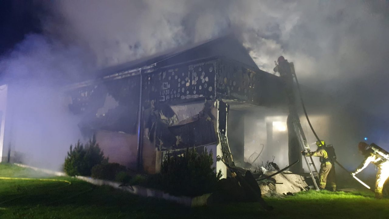 Nocny pożar domu jednorodzinnego w Dąbrowicy. Kilka godzin działań gaśniczych (zdjęcia)