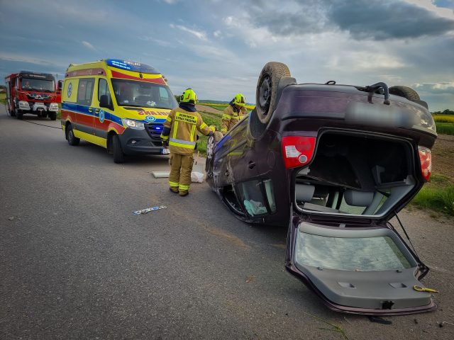Dachowała volkswagenem z powodu… zająca. Prawo jazdy posiada od miesiąca (zdjęcia)