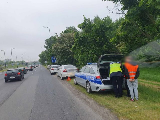 Zderzenie trzech pojazdów osobowych na al. Solidarności w Lublinie. Dwie osoby w szpitalu (zdjęcia)