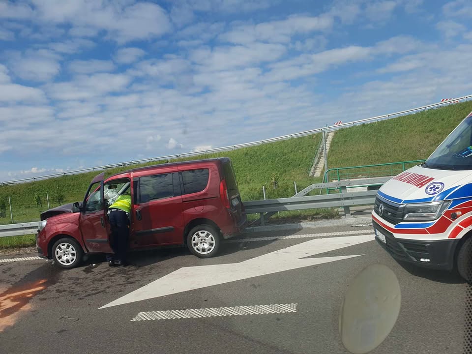Zderzenie pojazdów na S19 w okolicach węzła Modliborzyce. Zablokowany pas włączenia w kierunku Rzeszowa (zdjęcia)