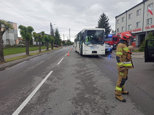 Kolizja autobusu szkolnego i samochodu osobowego pod Komendą PSP w Opolu Lubelskim (zdjęcia)