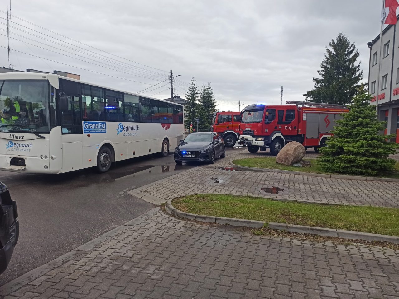 Kolizja autobusu szkolnego i samochodu osobowego pod Komendą PSP w Opolu Lubelskim (zdjęcia)