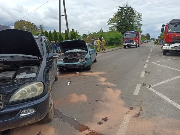Trzy osoby poszkodowane w zdarzeniu drogowym w Kłodnicy. W akcji ratunkowej śmigłowiec LPR (zdjęcia)
