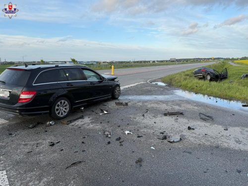 Nieustąpienie pierwszeństwa zakończone zderzeniem dwóch pojazdów osobowych (zdjęcia)