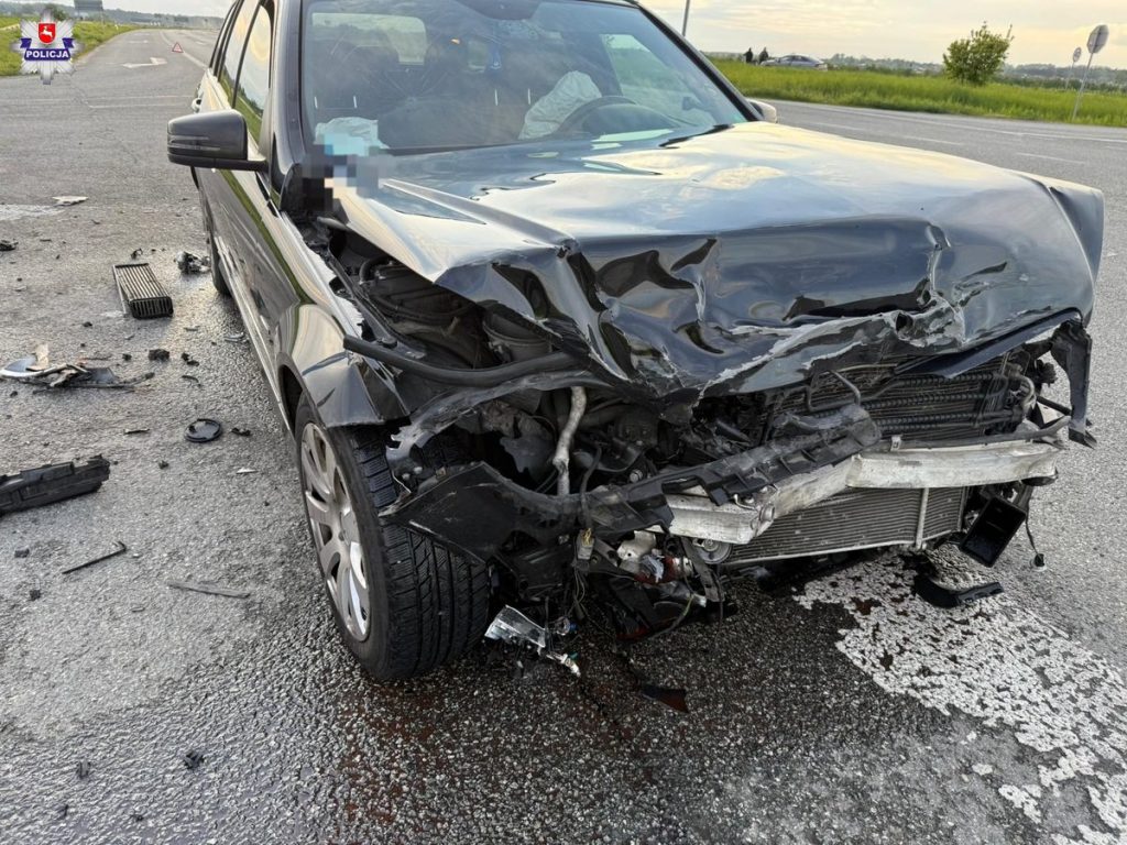 Nieustąpienie pierwszeństwa zakończone zderzeniem dwóch pojazdów osobowych (zdjęcia)