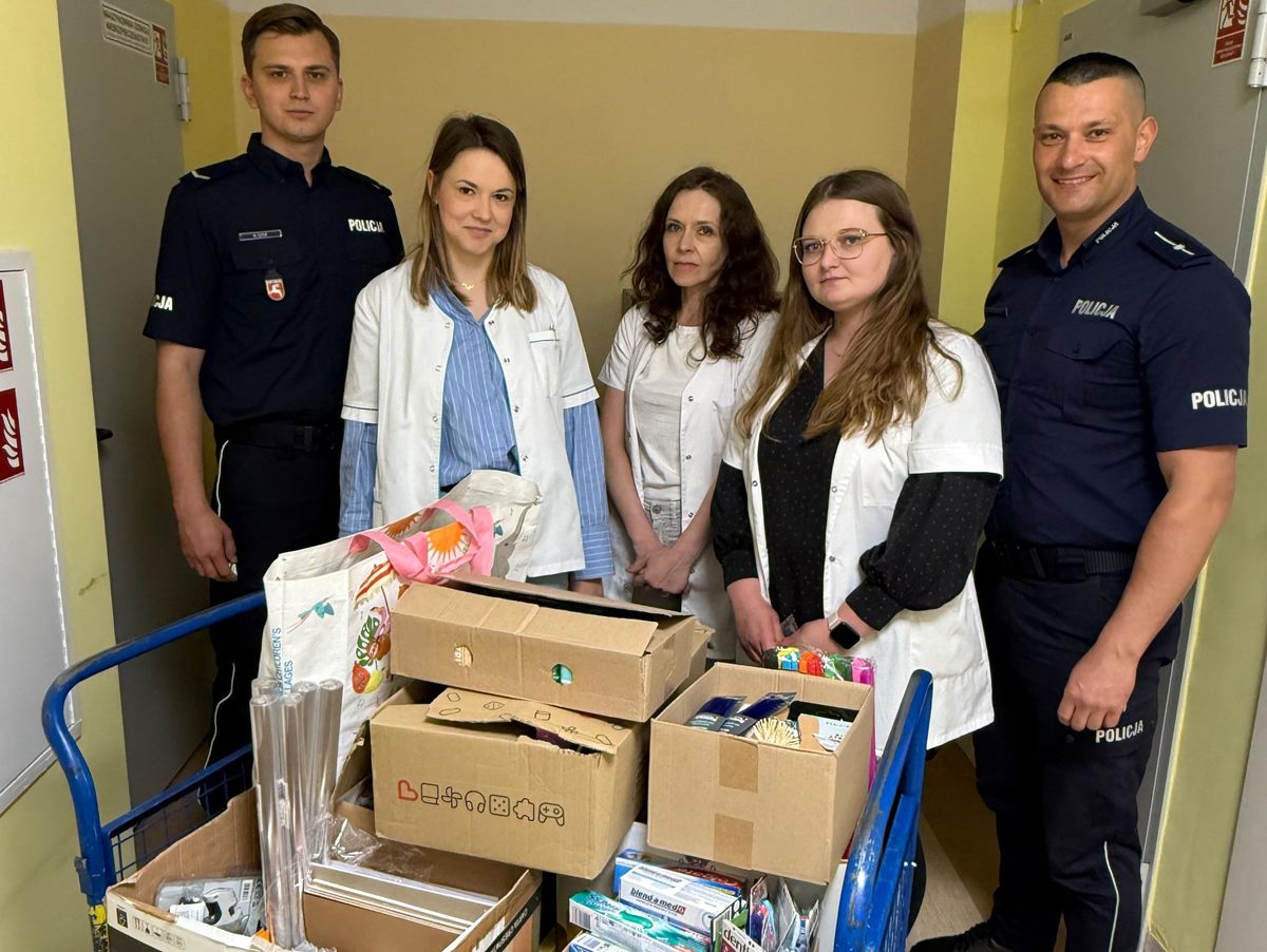 Lubelscy policjanci i „Łowcy Uśmiechów” wsparli dzieci z Uniwersyteckiego Szpitala Dziecięcego (zdjęcia)