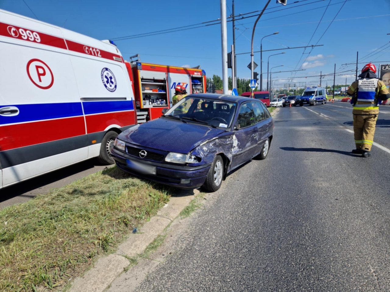Kolejny wypadek na tym skrzyżowaniu w Lublinie. Jedna osoba poszkodowana i brak przejazdu (zdjęcia)