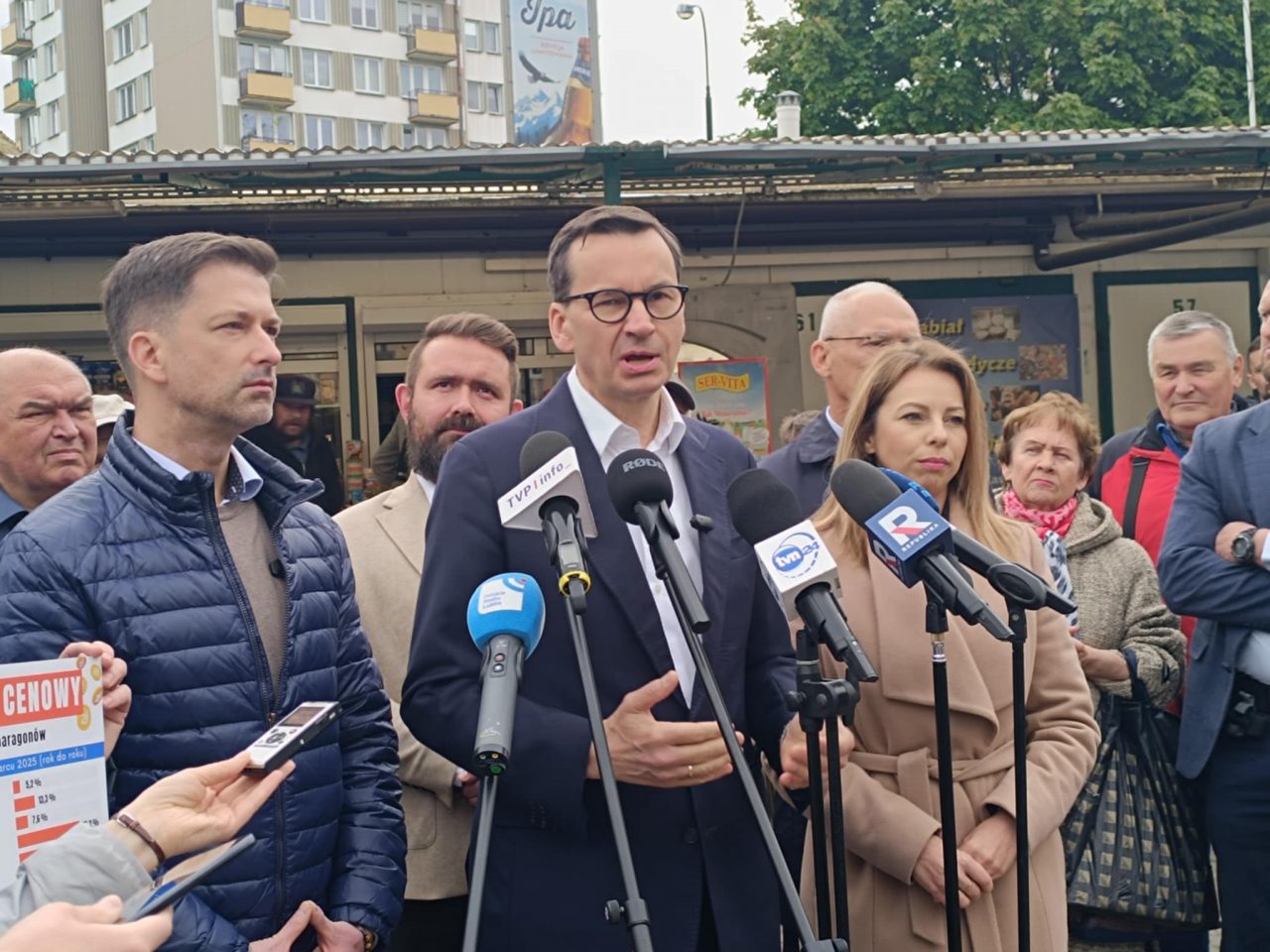 Mateusz Morawiecki i posłowie PiS alarmowali na lubelskim targowisku o drożyźnie i braku wsparcia dla małego biznesu (wideo i zdjęcia)