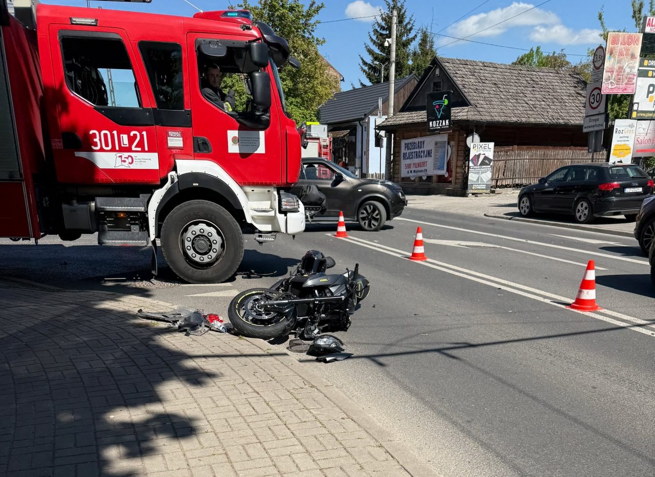 Zderzenie motocyklisty z autem osobowym na ul. Nadbystrzyckiej (zdjęcia)