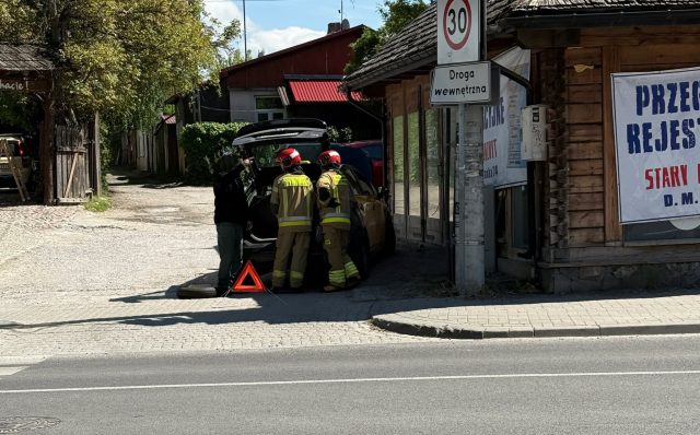 Zderzenie motocyklisty z autem osobowym na ul. Nadbystrzyckiej (zdjęcia)