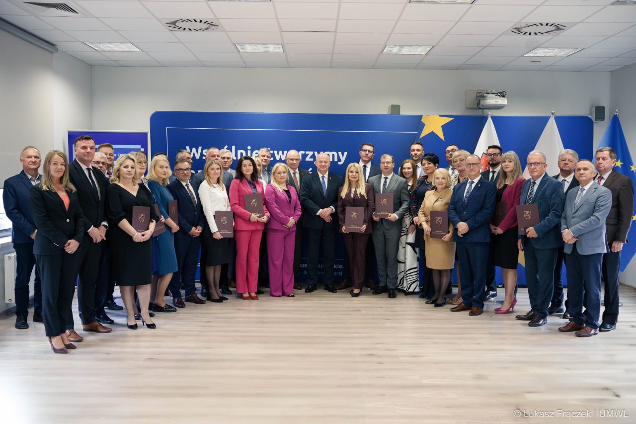 Umowy na realizację projektów PUP wręczone. Blisko 80 mln zł na aktywizację bezrobotnych w regionie (zdjęcia)