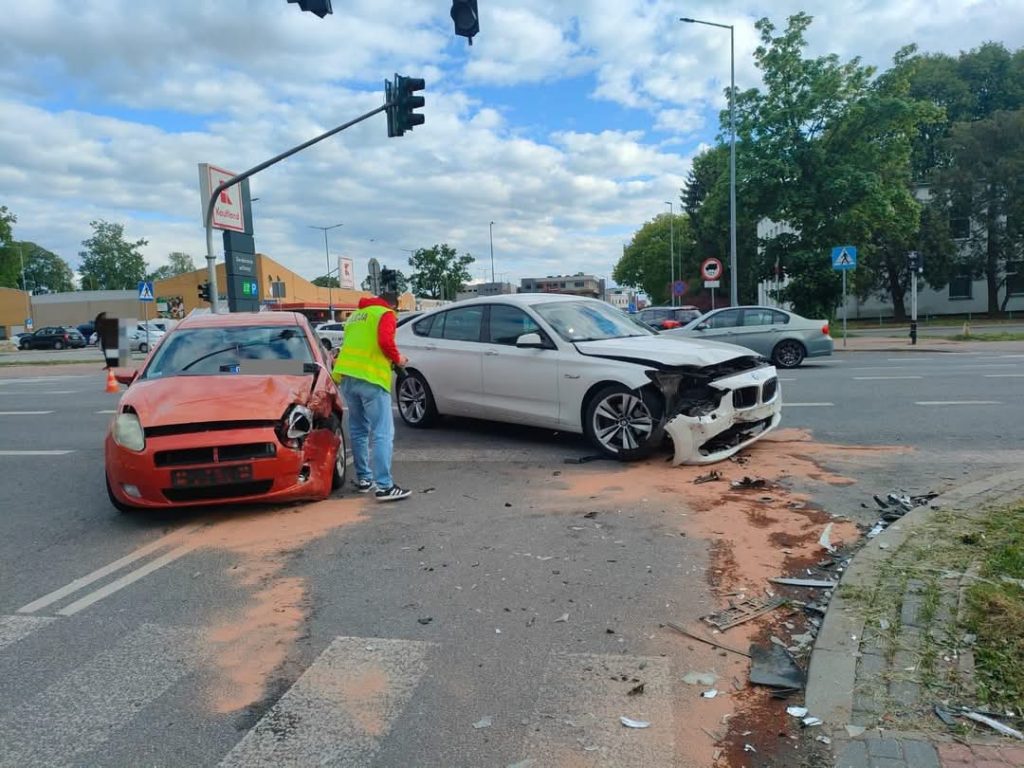 Zderzenie dwóch pojazdów na skrzyżowaniu w Puławach. Dwie osoby trafiły do szpitala (zdjęcia)