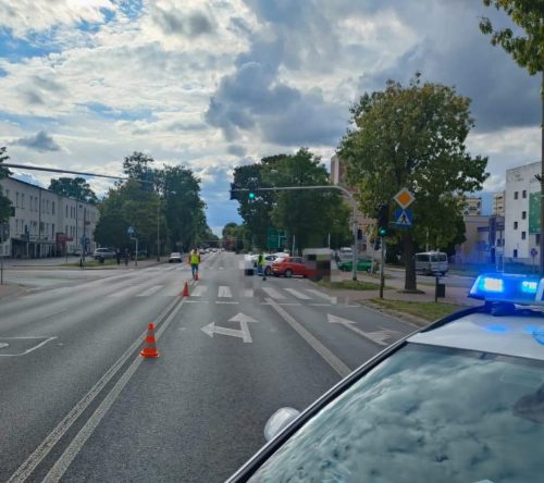 Zderzenie dwóch pojazdów na skrzyżowaniu w Puławach. Dwie osoby trafiły do szpitala (zdjęcia)
