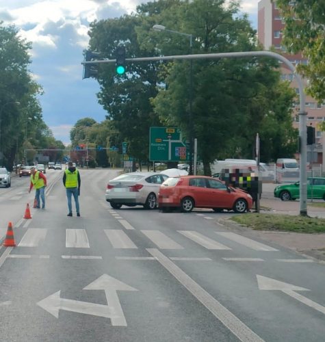 Zderzenie dwóch pojazdów na skrzyżowaniu w Puławach. Dwie osoby trafiły do szpitala (zdjęcia)