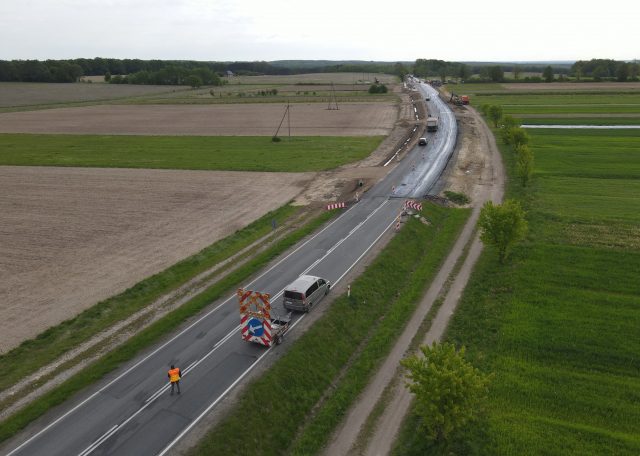 Na drodze krajowej nr 48 w Sobieszynie trwa przebudowa skrzyżowania. Inwestycja zwiększy bezpieczeństwo (zdjęcia)