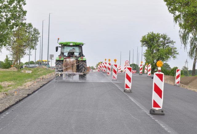 Na drodze krajowej nr 48 w Sobieszynie trwa przebudowa skrzyżowania. Inwestycja zwiększy bezpieczeństwo (zdjęcia)