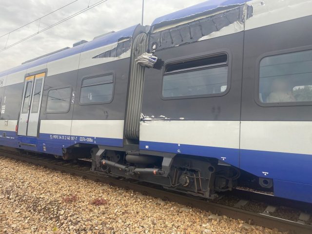 Zderzenie żurawia kolejowego z pociągiem Intercity jadącym do Lublina. Jedna osoba poszkodowana (zdjęcia)