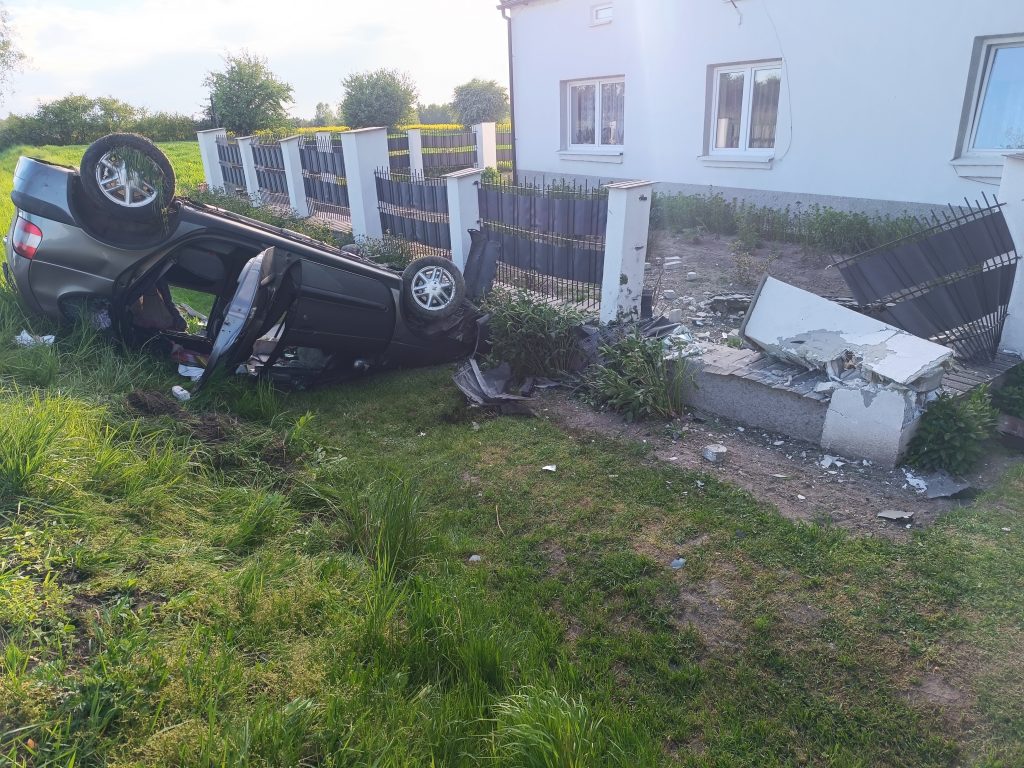 Dachowanie renaulta na drodze krajowej. Kierowca pijany (zdjęcia)