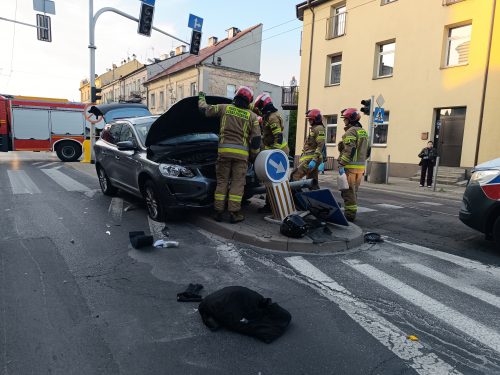 Tak doszło do wieczornego wypadku w Lublinie. Zderzenie skuterzysty z volvo nagrała kamera (wideo)