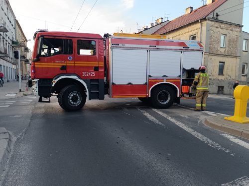 Tak doszło do wieczornego wypadku w Lublinie. Zderzenie skuterzysty z volvo nagrała kamera (wideo)