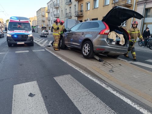 Tak doszło do wieczornego wypadku w Lublinie. Zderzenie skuterzysty z volvo nagrała kamera (wideo)