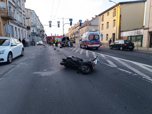 Tak doszło do wieczornego wypadku w Lublinie. Zderzenie skuterzysty z volvo nagrała kamera (wideo)