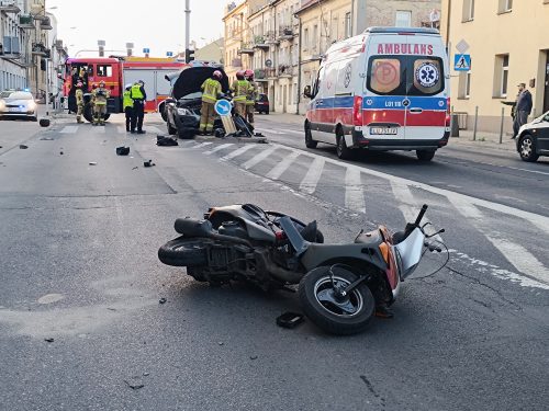 Tak doszło do wieczornego wypadku w Lublinie. Zderzenie skuterzysty z volvo nagrała kamera (wideo)